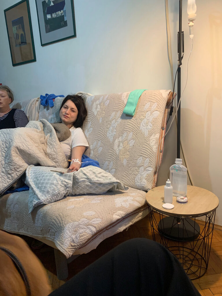 Trebaju mi tri sestre sa slike - ubacite 5-6 nekih fotki,m foku je na njima, one imaju neizlečivu bolest.