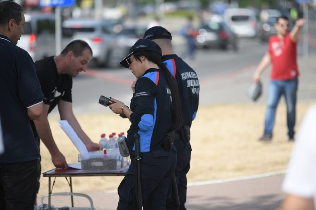 Beograd 21.05.2022. Komunalna milicija, policija, kazna, prodavac semeniki i suncokreta, Evroliga, Euroliga, Euroleague, košarka, navijači dolaze u Štark Arenu, Arena Foto: Dragan Mujan/Nova.rs