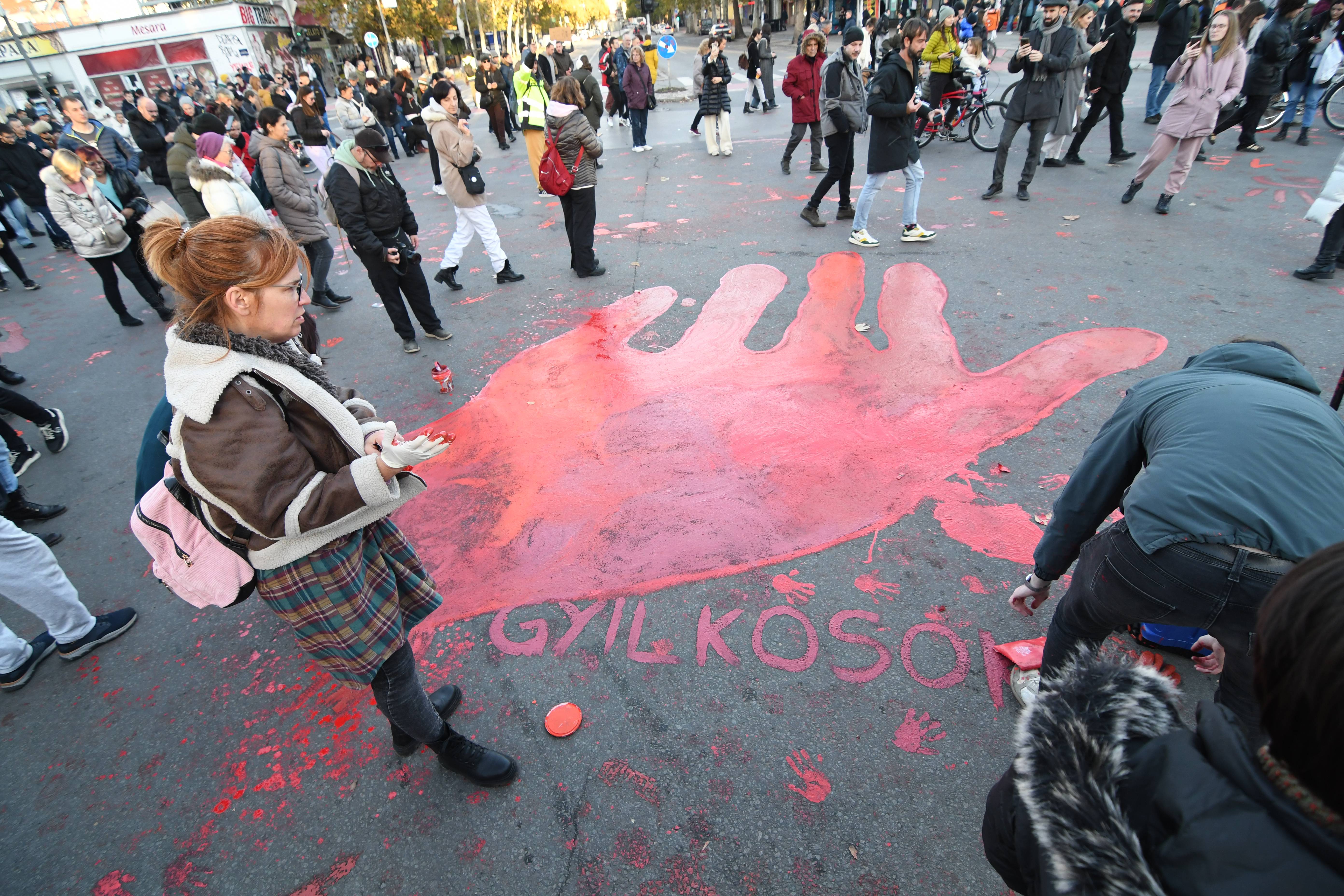 Novi Sad, 24.11.2024. - Protest kod zeleznicke stanice u Novom Sadu zbog stradanja 15 ljudi u padu nadstresnice, u organizaciji omladinskih aktivistickih grupa "STAV" i "SviCe".(BETAPHOTO/DRAGAN GOJIC)