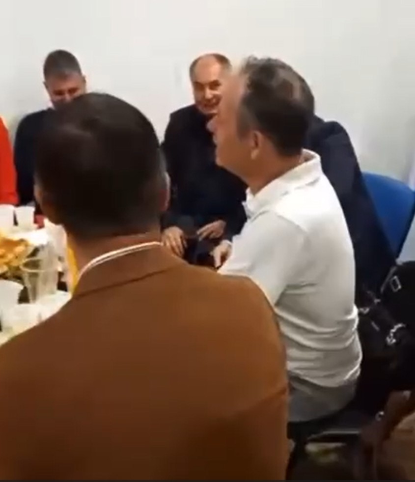 Član Narodnog pokreta Srbije na slavi kod naprednjaka