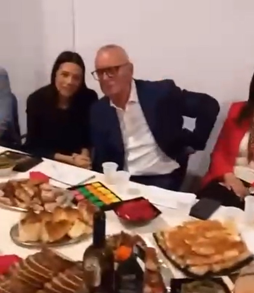 Član Narodnog pokreta Srbije na slavi kod naprednjaka