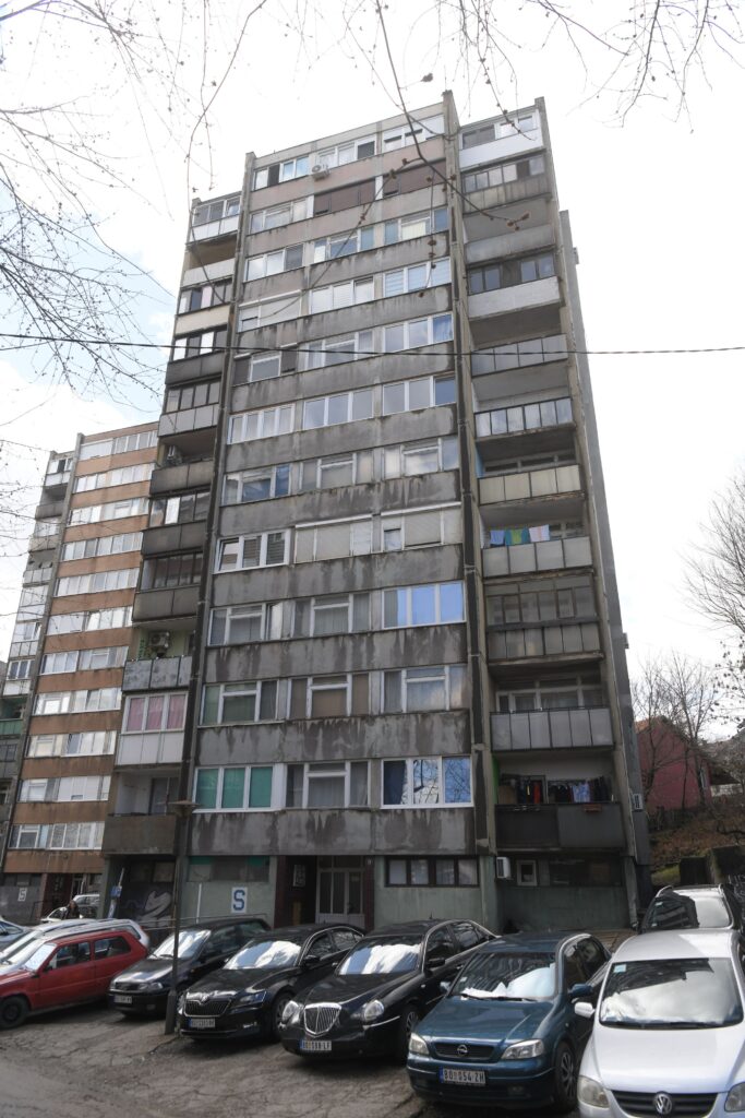 Bor 28.03.2024. Zgrada u kojoj živi porodica nestale devojčice, ulaz u zgradu. Nestanak devojčice Danke Ilić, Danka Ilića, dvogodišnja devojčica  nestala u naselju Banjsko polje Foto: Goran Srdanov/Nova.rs