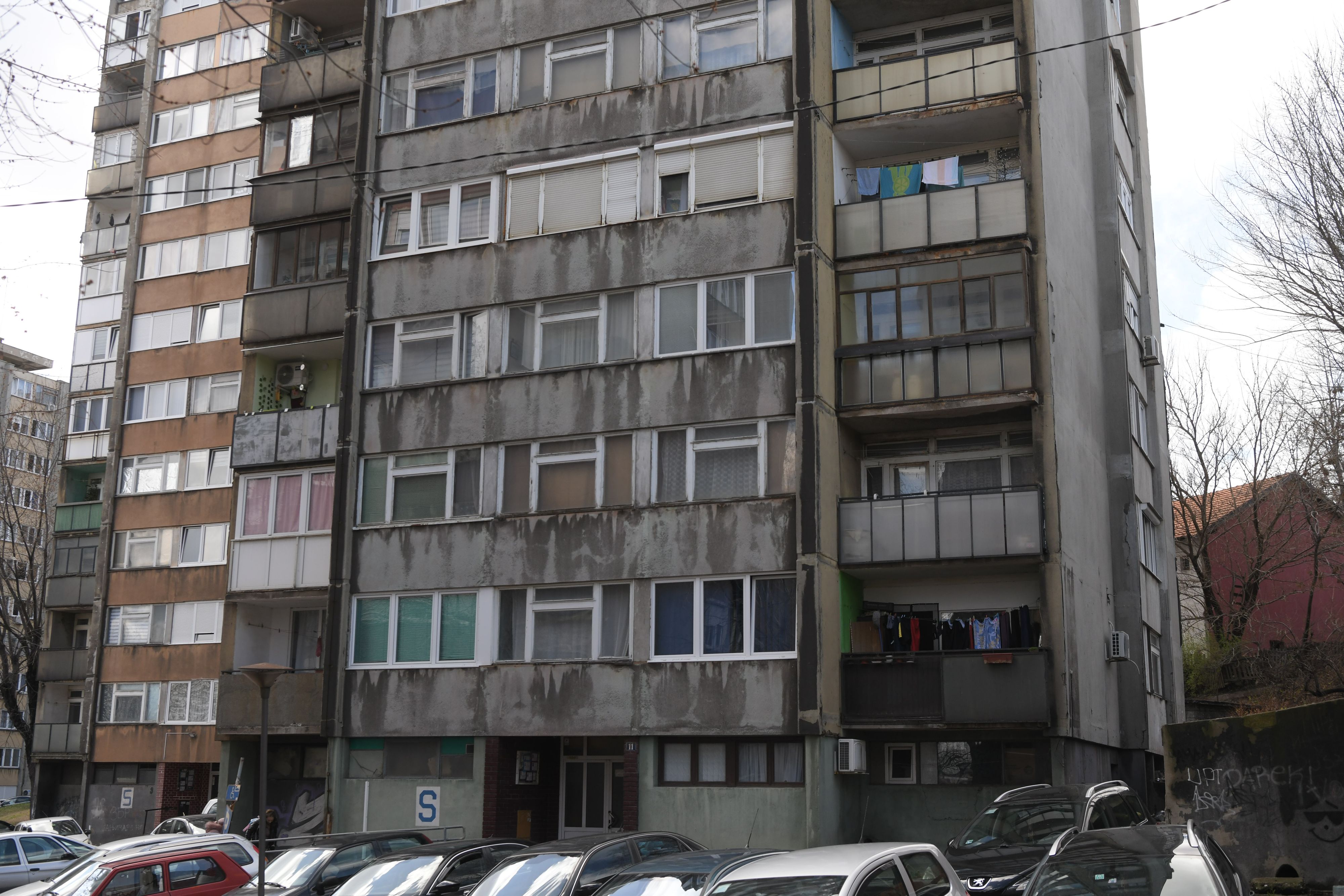Bor 28.03.2024. Zgrada u kojoj živi porodica nestale devojčice, ulaz u zgradu. Nestanak devojčice Danke Ilić, Danka Ilića, dvogodišnja devojčica  nestala u naselju Banjsko polje Foto: Goran Srdanov/Nova.rs