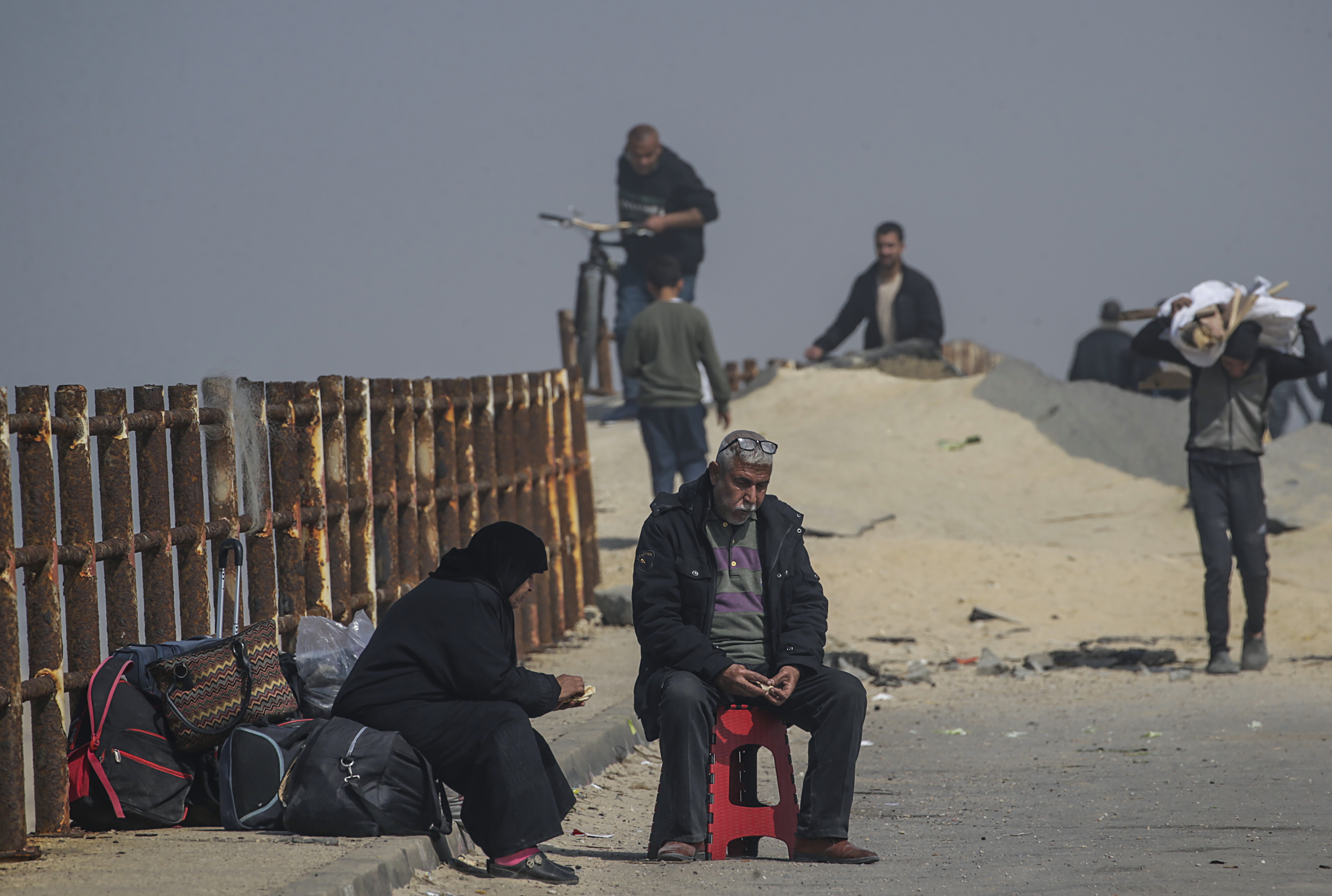 Palestinians from northern Gaza Strip cross into southern Gaza