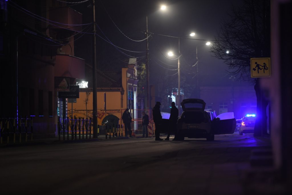 Obrenovac 16. februar 2022. Pucnjava u kaficu u Obrenovcu, pucnjave je došlo u Ulici kralja Petra Prvog 1, pucano je na kafić „Koktel bar Dzef“ policija forenzicari noc noć mrak Foto:Dragan Mujan/Nova.rs