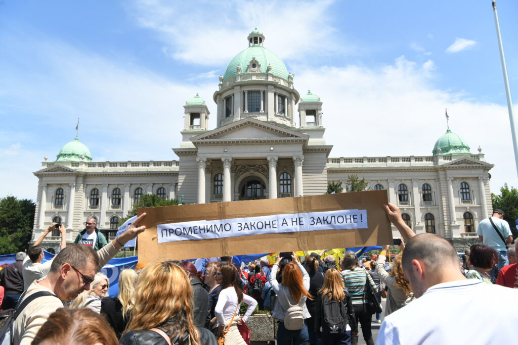 Beograd 16. maj 2024. Protest prosvetnih radnika ispsred Skupstine Srbije, protest upozorenja zbog nasilja nad profesorima po skolama Foto:Amir Hamzagić/Nova.rs