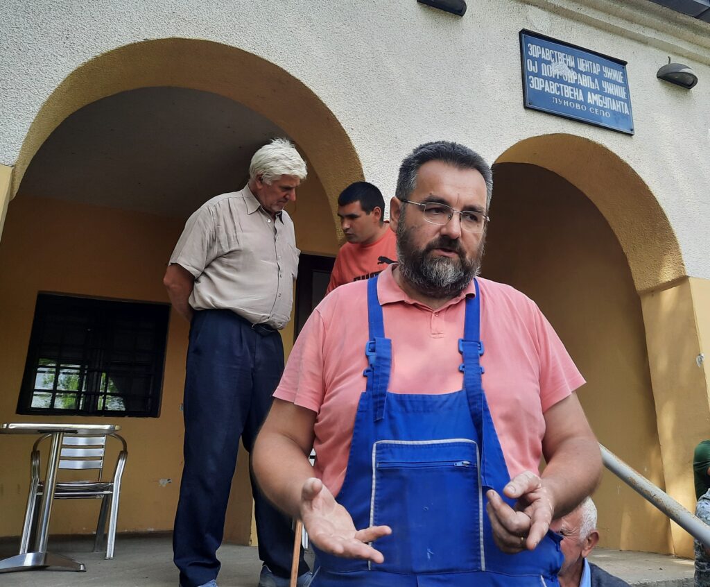 Meštani Lunovog sela i Lužničke doline danas su organizovali zbor na kome su zajedno definisali dalje
korake po pitanju rešavanja problema deponije koja bez prestanka gori od 3.maja.
