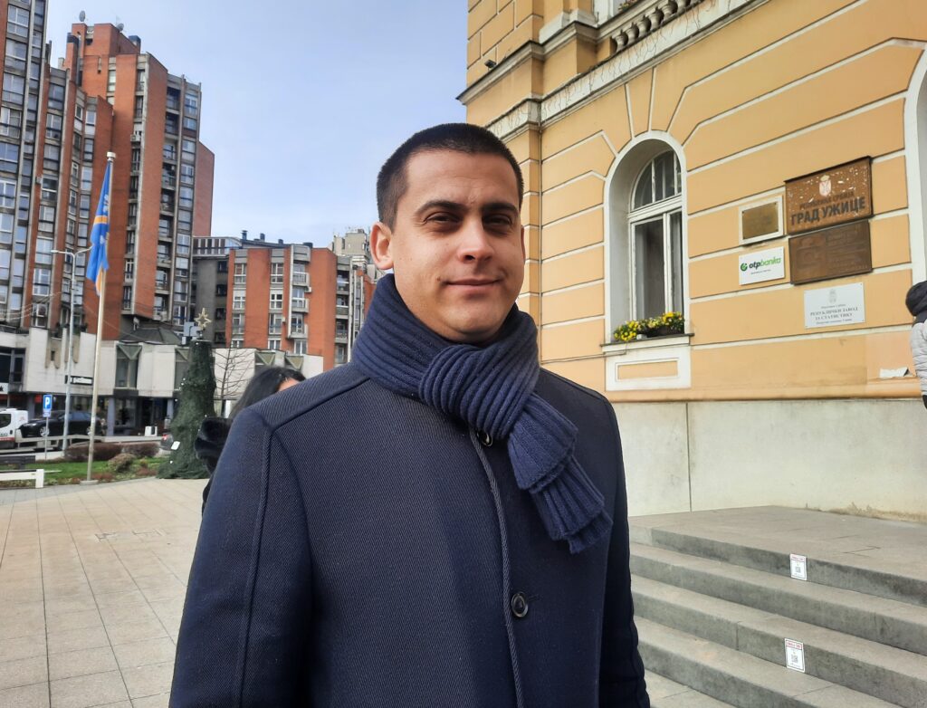 Užice, Mera udaljenja za odbornika koji je tražio podršku studentima i odao počast žrtvama