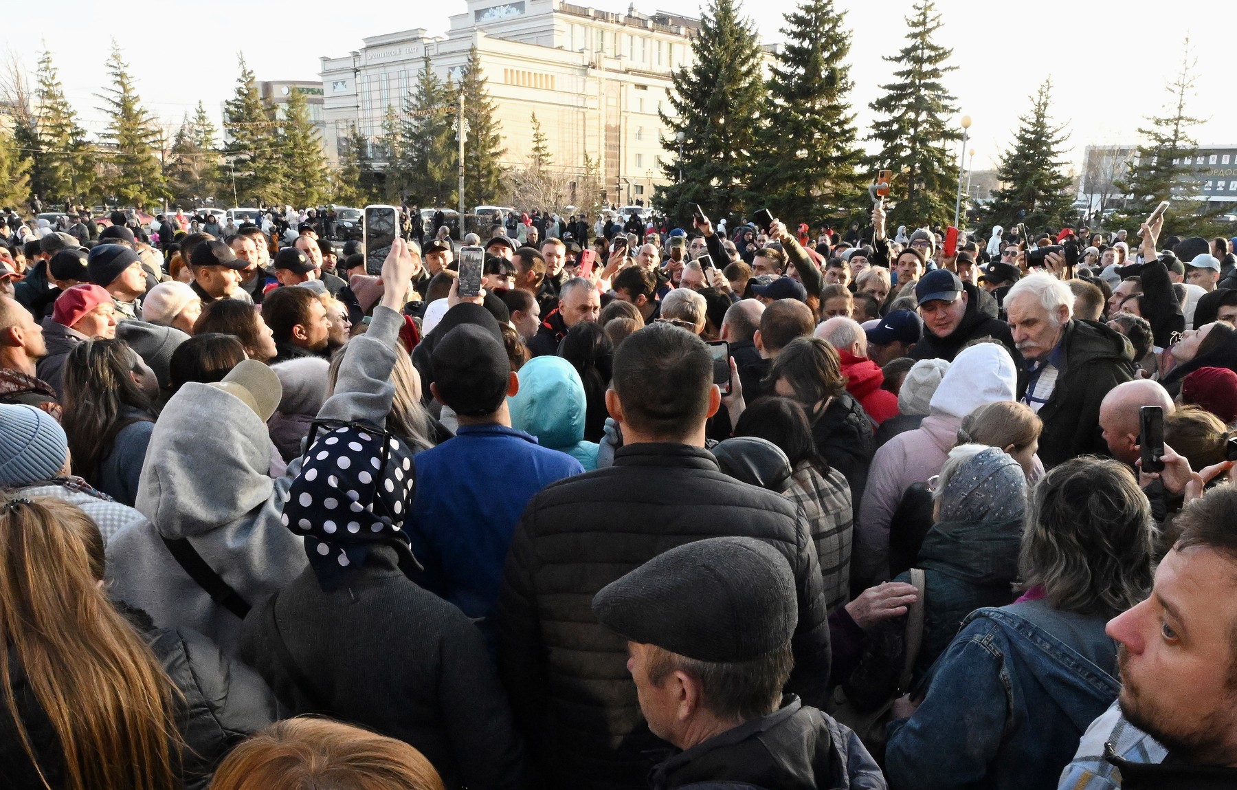 A rally of residents of the city of Orsk, dissatisfied with the work of local authorities in connection with the dam break, near the city administration building on Komsomolskaya Square.