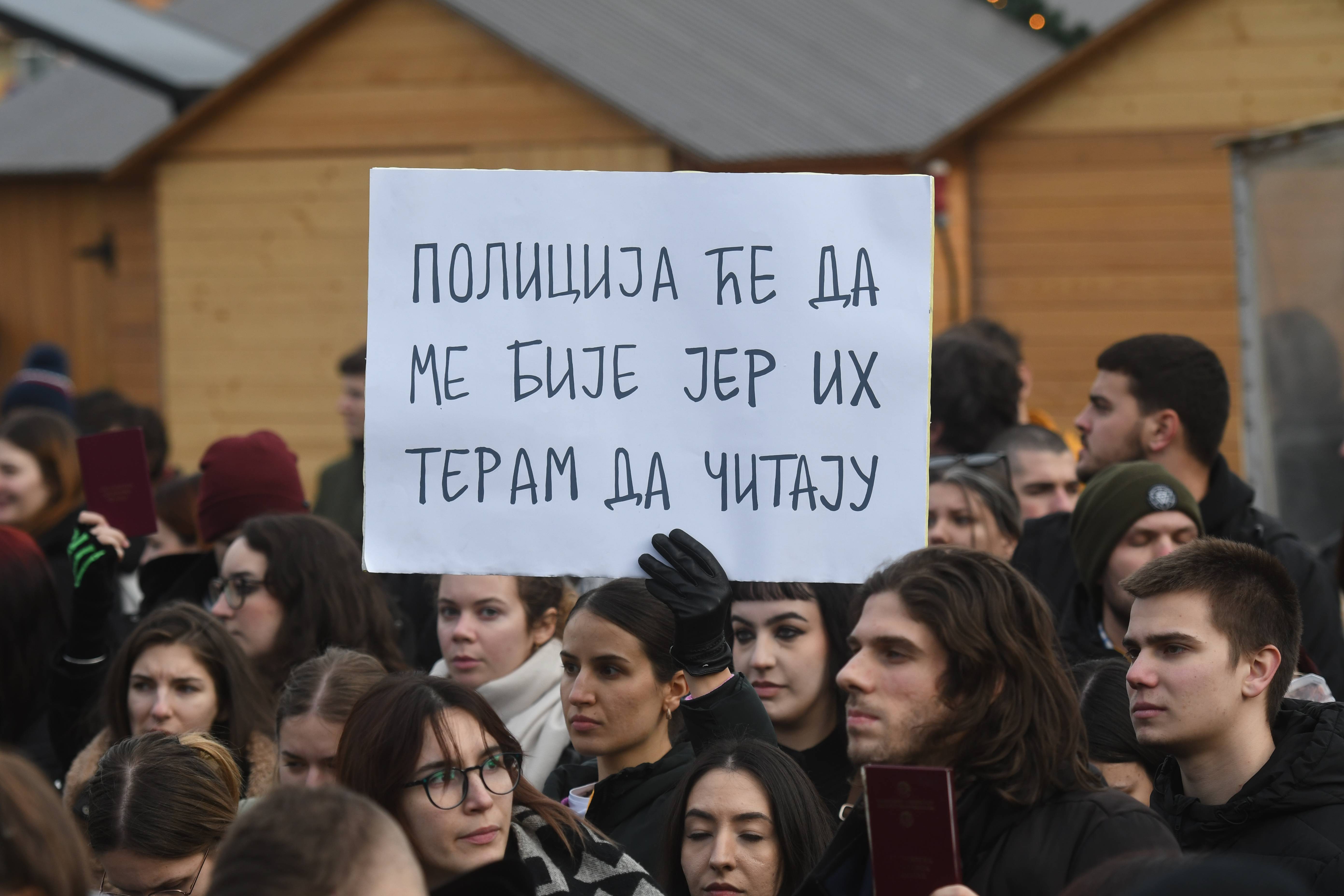ZAVRSENO ZASEDANJE SKUPSTINE VOJVODINE, STUDENTI PROTESTUJU