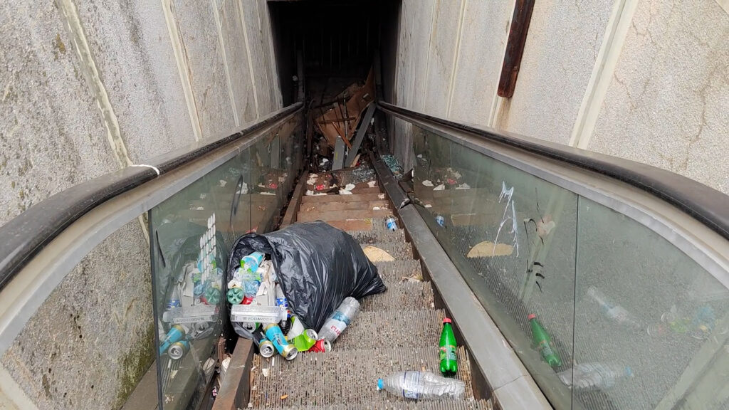 beograd 22.05.2024 podzemni prolaz vukov spomenik djubre prljavstina razaveni plafoni