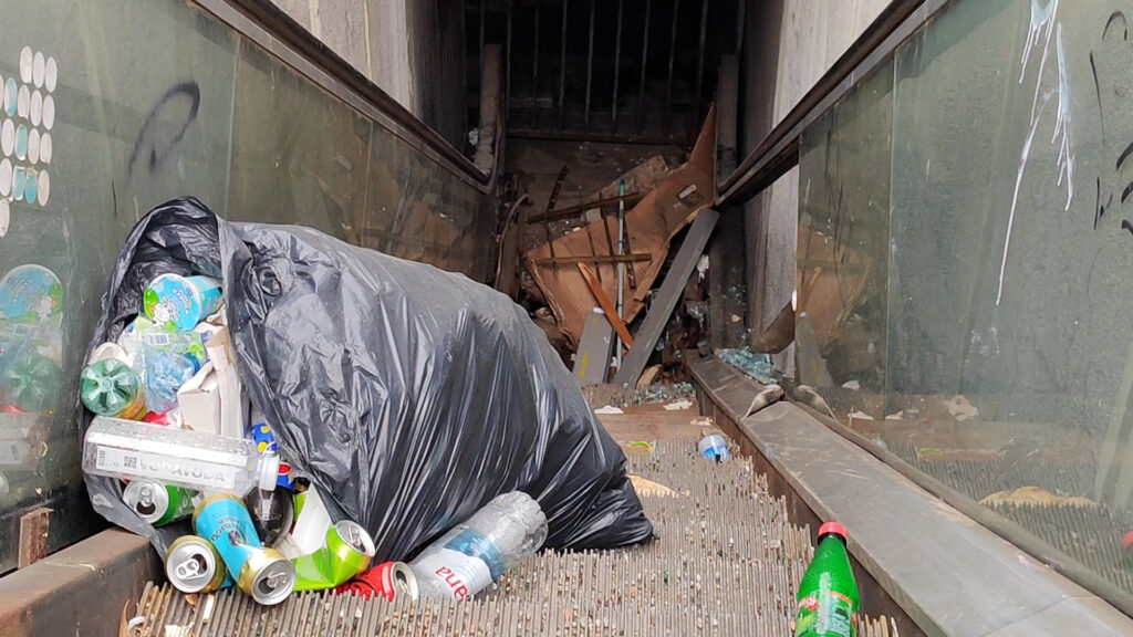 beograd 22.05.2024 podzemni prolaz vukov spomenik djubre prljavstina razaveni plafoni