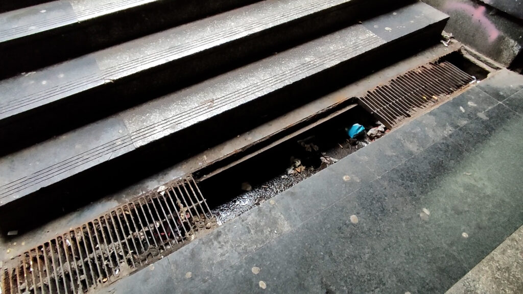 beograd 22.05.2024 podzemni prolaz vukov spomenik djubre prljavstina razaveni plafoni