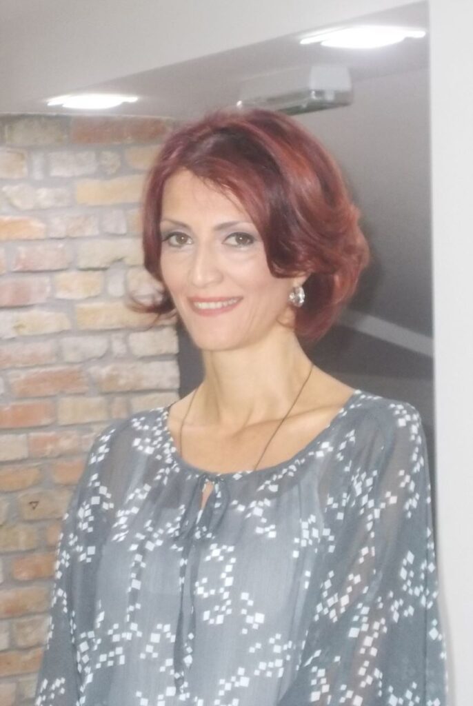 Jadranka,  FASPER
Jadranka se 11 godina bori za mesto nastavnika na Fakultetu za edukaciju i rehabilitaciju, ali je šefica katedre, optužena za prevaru i falsifikovanje sabotira