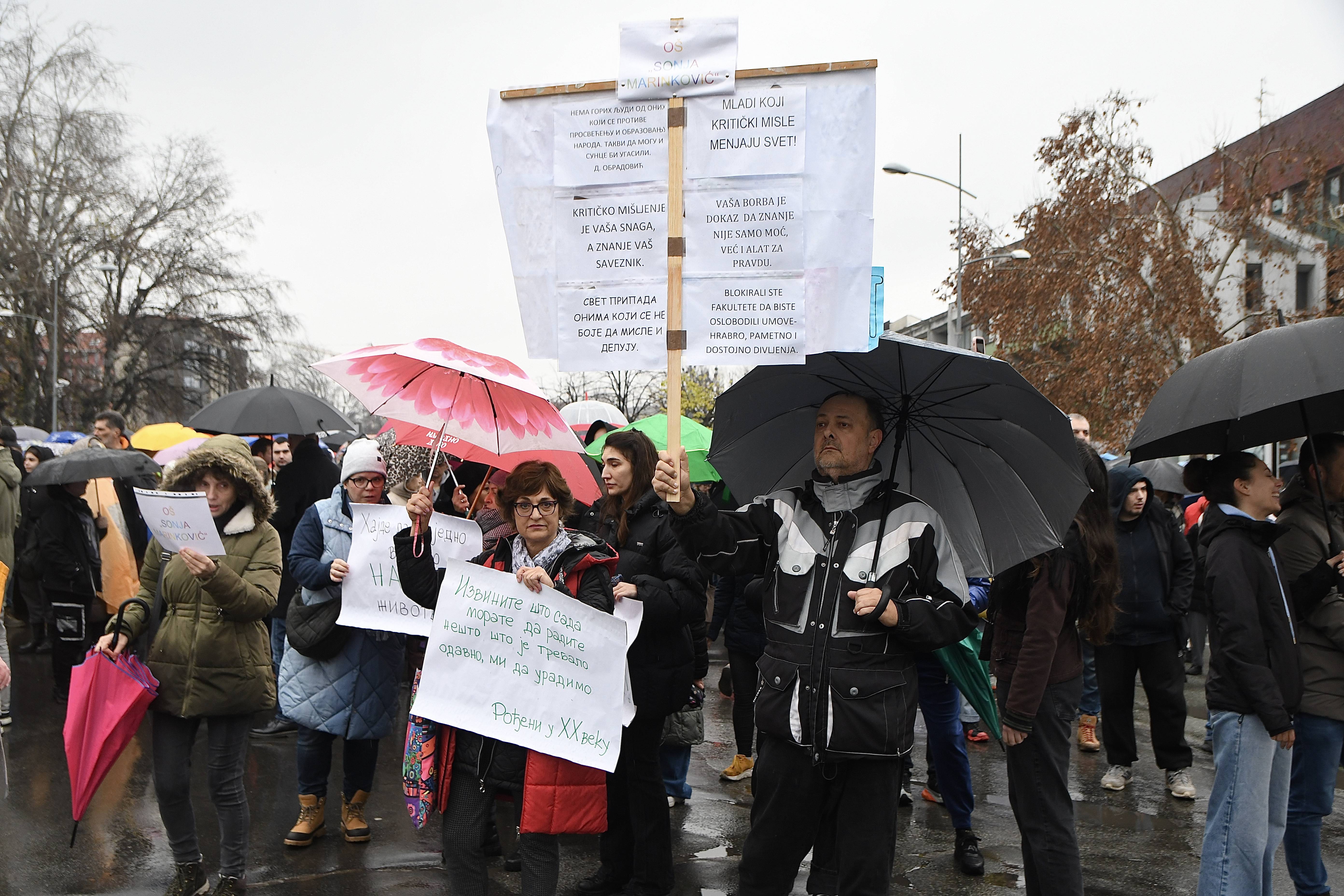 Novi Sad, 20.12.2024. - Prosvetni radnici okupili su se danas u 11.20 na Trgu slobode, odakle su krenuli do kampusa da podrze studente. (BETAPHOTO/DRAGAN GOJIC)
