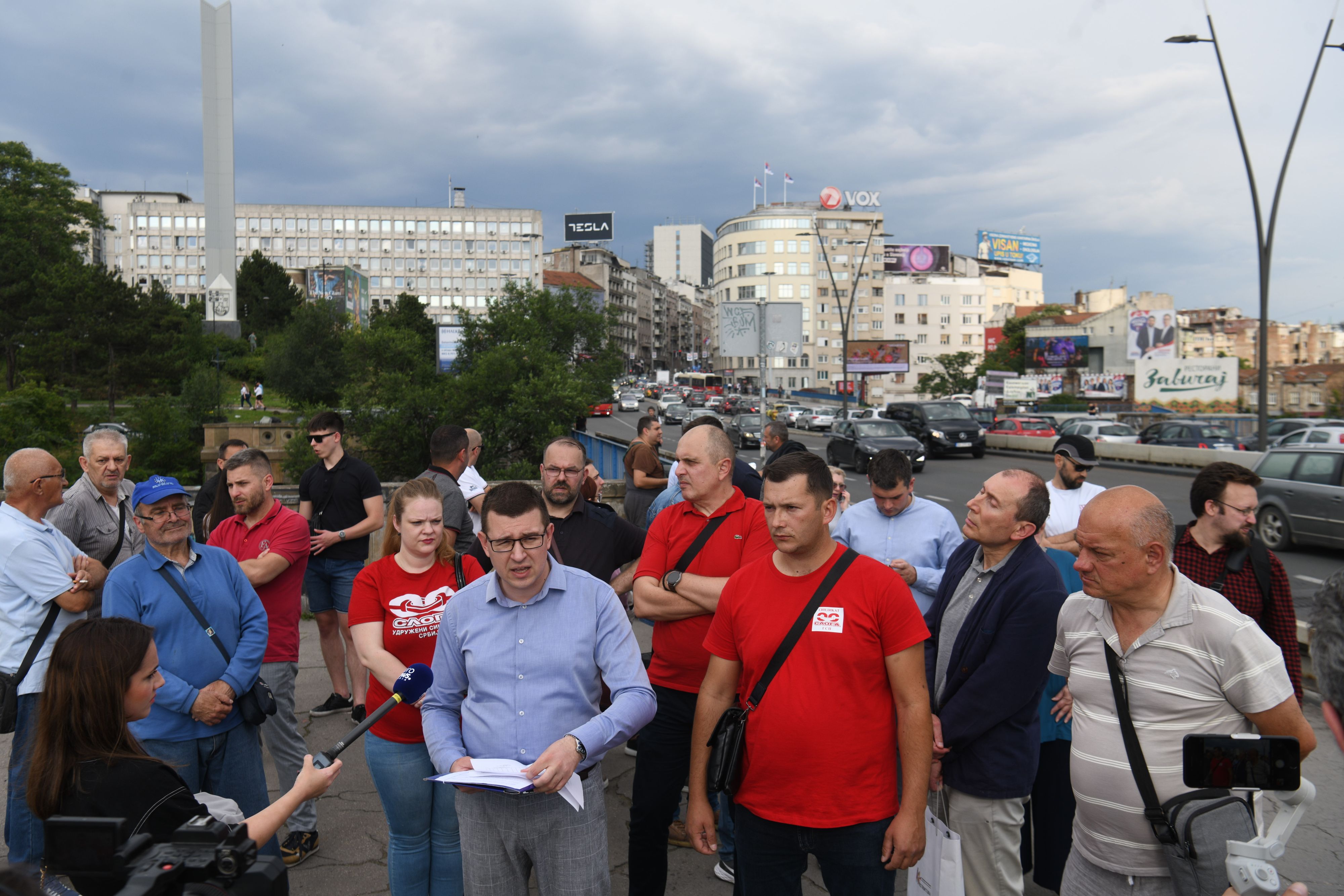 Beograd 27.05.2024. Brankov most, blokada saobraćaja, protest radnika, zaposlenih u GSP-u. GSP, Gradsko saobraćajno preduzeće, protest, blokada saobraćaja, blokada žute trake, žuta traka Foto: Filip Krainčanić/Nova.rs