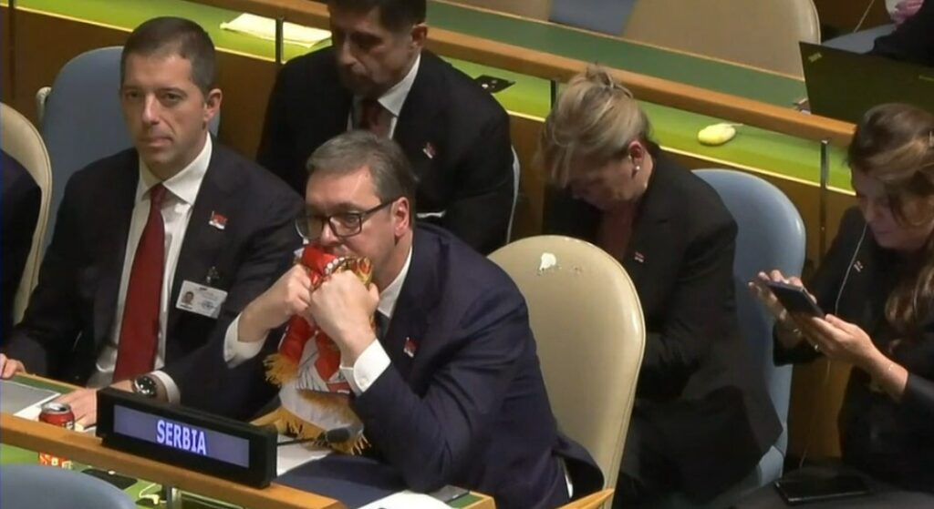 Aleksandar Vučić. Ujedinjene nacije generalna skupstina, srebrenica rezolucija, glasanje, zastava