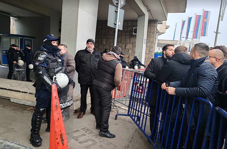 opozicija_policija_skupstina