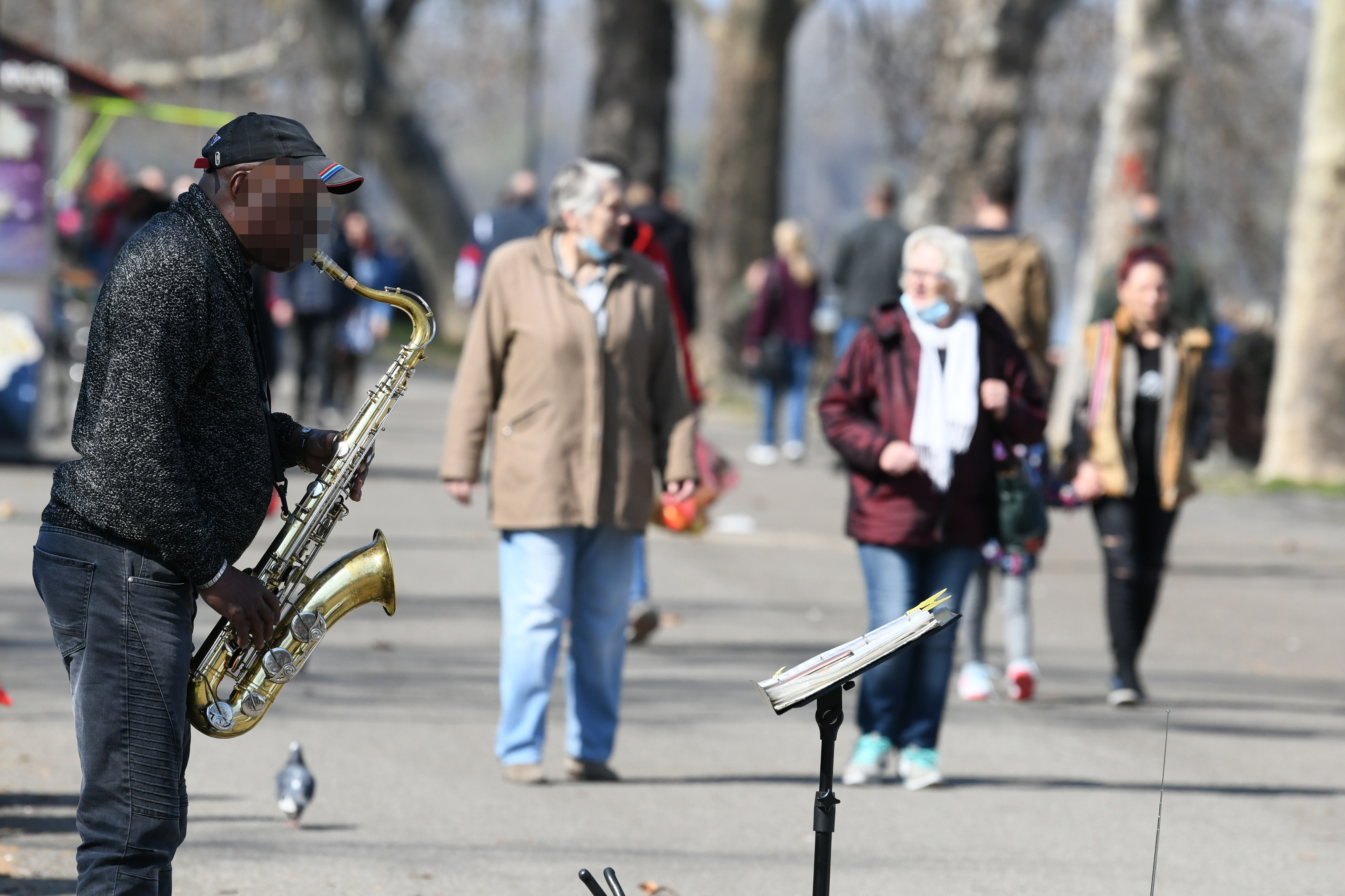 Beograd 26.03.2021. Zemunski kej, Zemun, lepo vreme, proleće, ljudi, ptice, ulični svirač, saksofonista, muzičar Foto: Vesna Lalić/Nova.rs