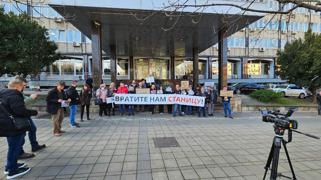 Mesto: Beograd
Datum: Mon Mar 18 11:03:13 CET 2024
Dogadjaj: DRUŠTVO - Protestni skup meštana Čortanovaca ispred zgrade Ministarstva, građevinarstva i infrastrukture zbog ukidanja železničke stanice u selu
Fotoreporter: Marko Dragoslavić
Izvor: FoNet