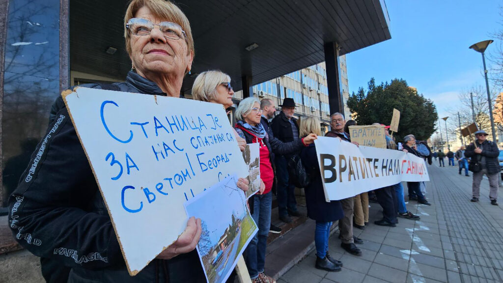 Mesto: Beograd
Datum: Mon Mar 18 11:08:30 CET 2024
Dogadjaj: DRUŠTVO - Protestni skup meštana Čortanovaca ispred zgrade Ministarstva, građevinarstva i infrastrukture zbog ukidanja železničke stanice u selu
Fotoreporter: Marko Dragoslavić
Izvor: FoNet