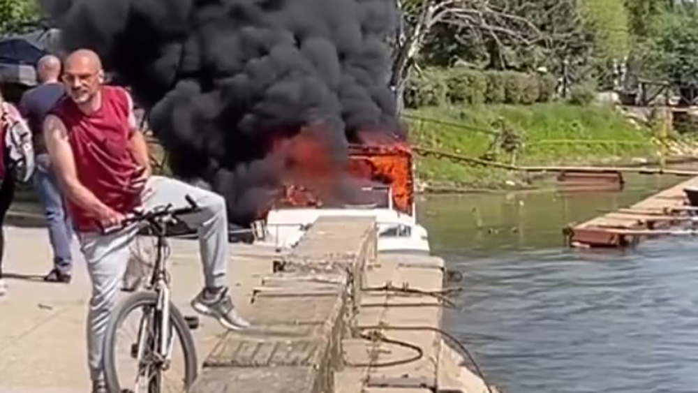 Zapalio se brod, čamac, brodić na Savi Foto: Printscreen/Instagram/192_rs