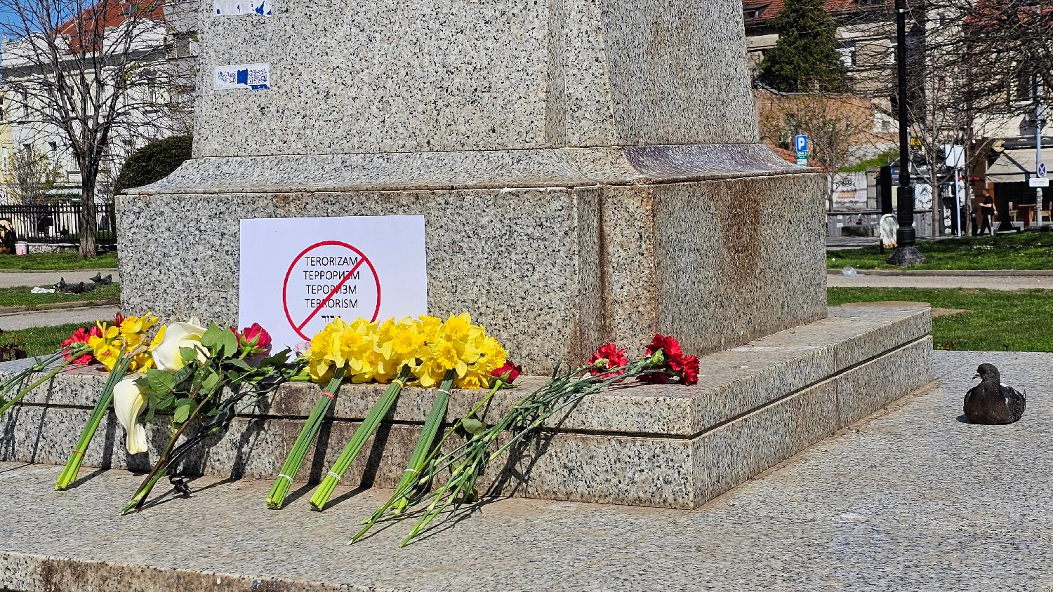 Beograd 23.03.2024. cveće za žrtve terorističkog napada u Moskvi ispred spomenika književniku Aleksandru Puškinu u Beogradu Foto: FoNet/Marko Dragoslavić