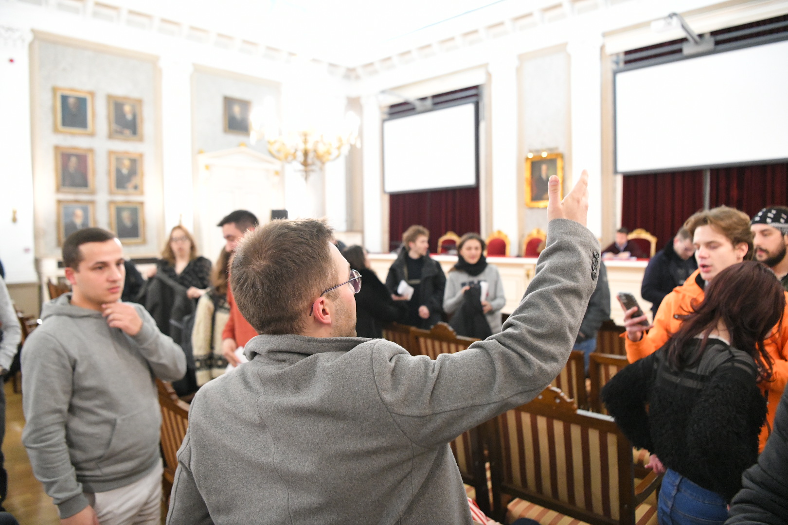 Beograd, 16.01.2024. Rektorat, Revoltirani studenti krenuli ka Rektoratu zbog izbora prorektora: Kandidovala se potpredsednica organizacije u čijem sedištu se plaćao SNS kol centar Ana Grčić, odložen izbor Foto: Amir Hamzagić/Nova.rs