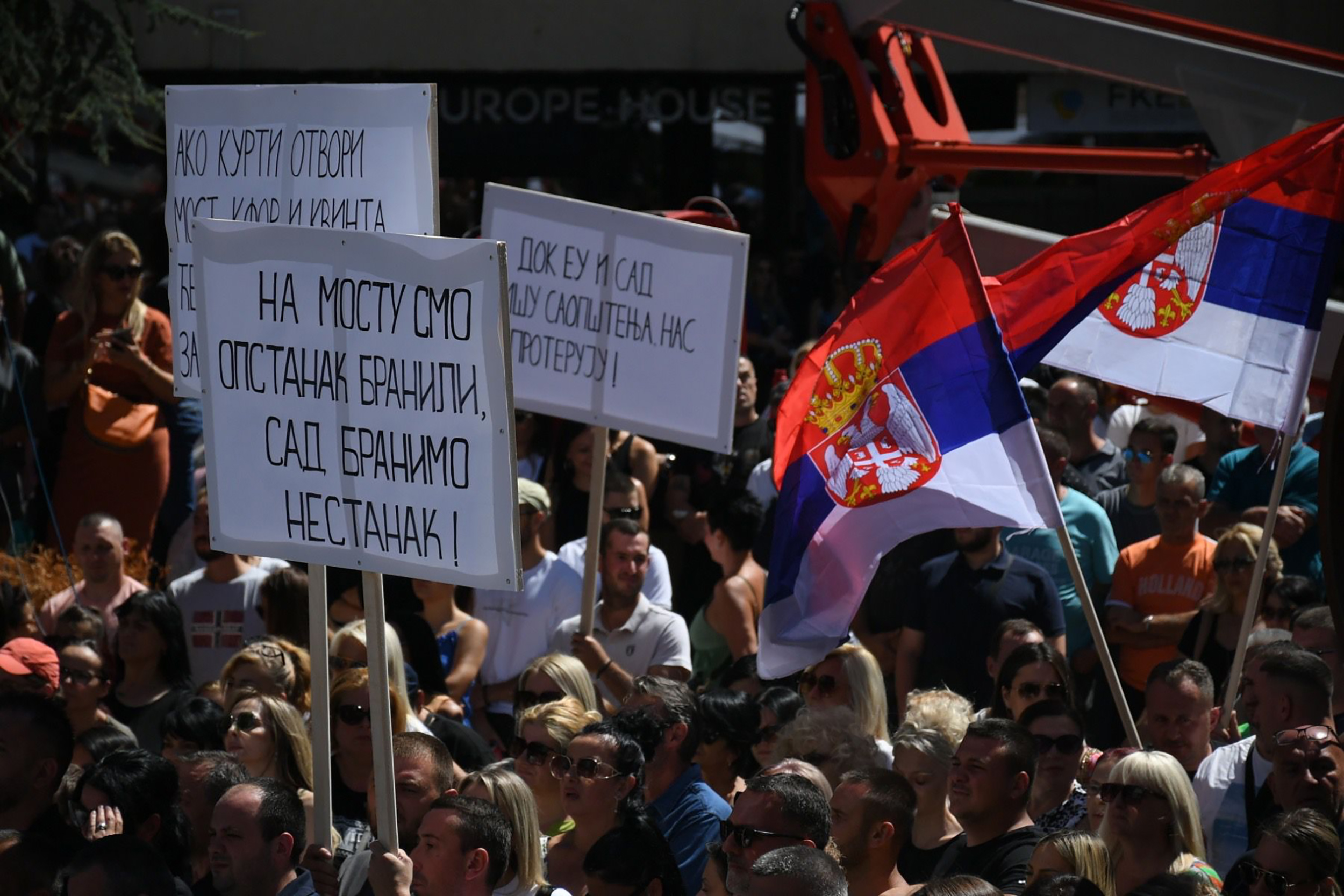 PROTEST U KOSOVSKOJ MITROVICI