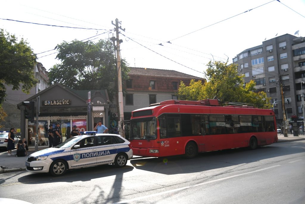 Beograd 02.08.2021. Saobraćajna nesreća, nezgoda, udes, trolejbus, policija, Crveni Krst, ugao Makenziijeve i Katanićeve, Makenzijeva, Katanićeva, ulica Foto: Nemanja Jovanović/Nova.rs