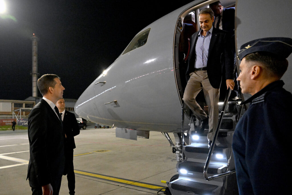 Beograd, 23. oktobra 2024. -  Ministar spoljnih poslova Srbije Marko Đurić dočekao je danas aerodromu "Nikola Tesla" grčkog premijera Kirjakosa Micotakisa. FOTO TANJUG/ Ministarstvo spoljnih poslova/ bg