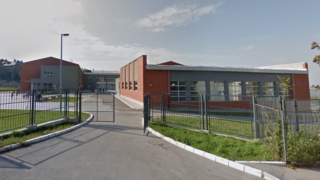 OŠ Milena Pavlović Barili, osnovna škola, zgrada, dvorište, ulaz Foto: Google maps