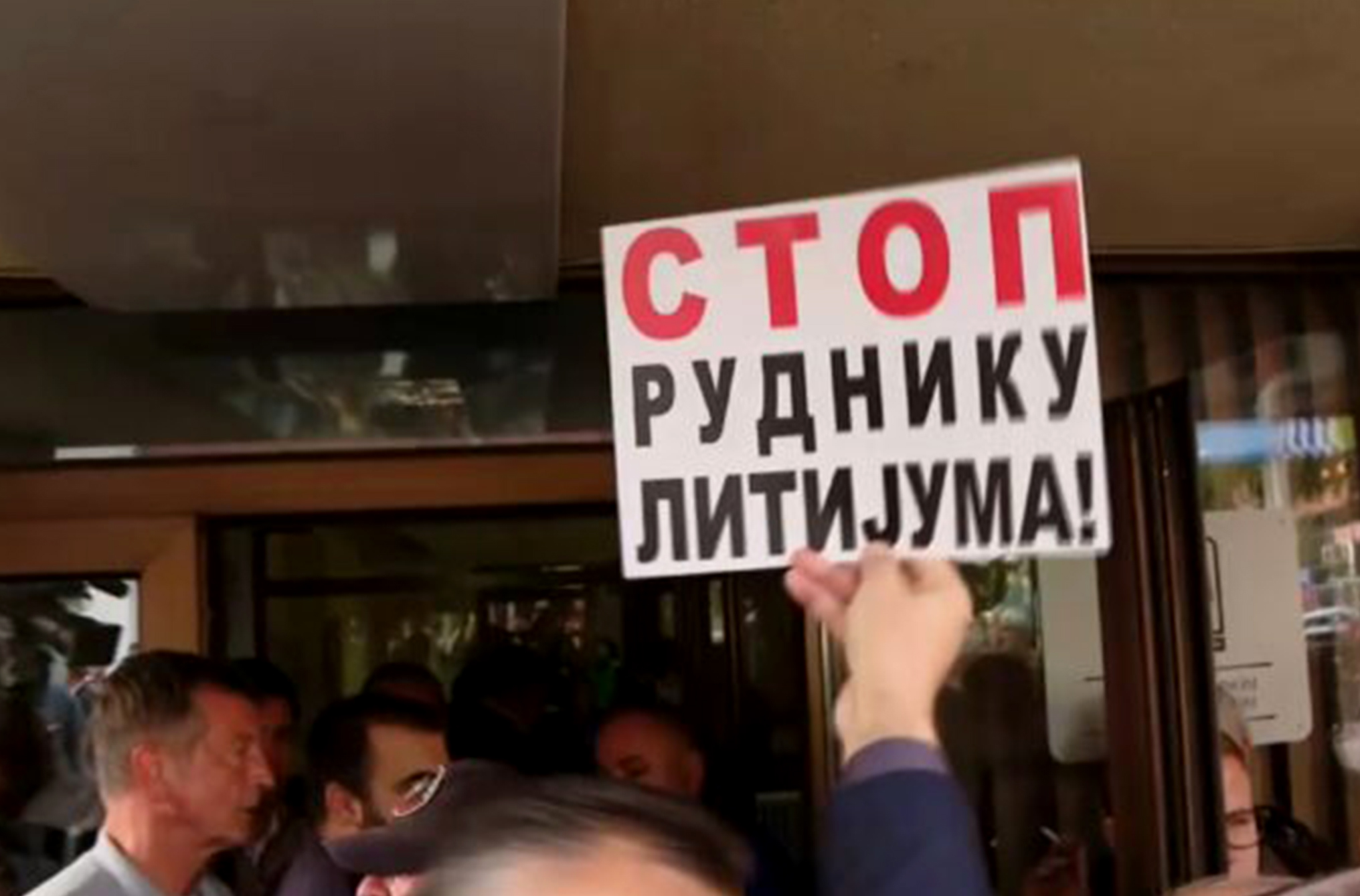 Incident ispred zgrade Skupštine Grada Loznice, Ćuta hoće da uđe na sednicu