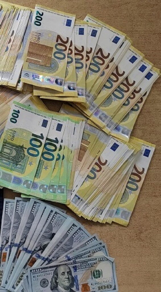 Gradina, 12. februara 2024 - Carinski slubenici, na graniènom prelazu Gradina, u saradnji sa policijom, spreèili pokuaj krijumèarenja 130.000 evra i 5.500 dolara skrivenih u paketu deèjih pelena. FOTO TANJUG/ MINISTARSTVO FINANSIJA UPRAVA CARINA/ bs