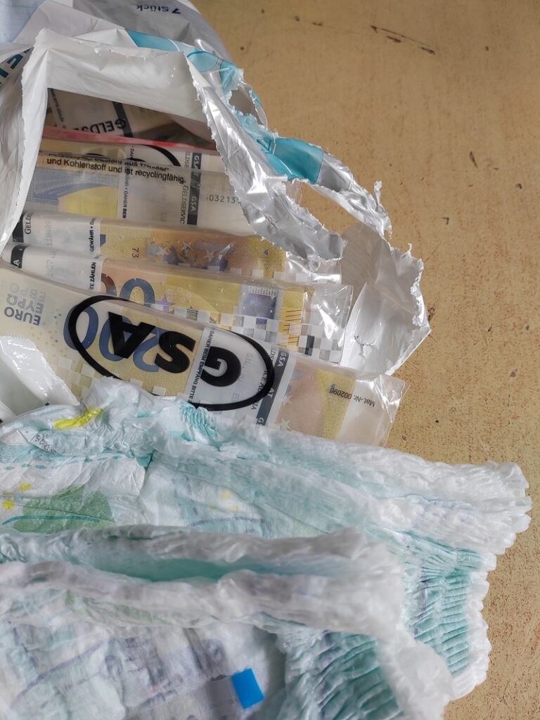 Gradina, 12. februara 2024 - Carinski slubenici, na graniènom prelazu Gradina, u saradnji sa policijom, spreèili pokuaj krijumèarenja 130.000 evra i 5.500 dolara skrivenih u paketu deèjih pelena. FOTO TANJUG/ MINISTARSTVO FINANSIJA UPRAVA CARINA/ bs