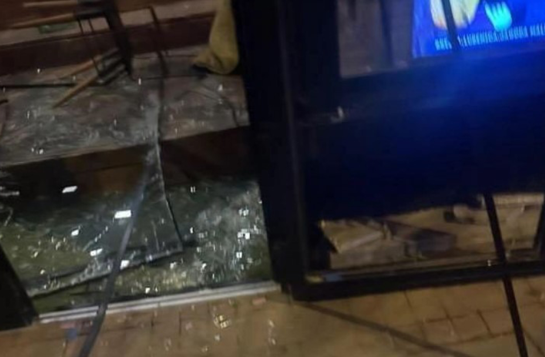 Demoliran kafić u Obrenovcu, tuča više lica. Navodno korišćeno i vatreno oružje i palice. Nije poznato da li je neko povređen. Uskoro opširnije