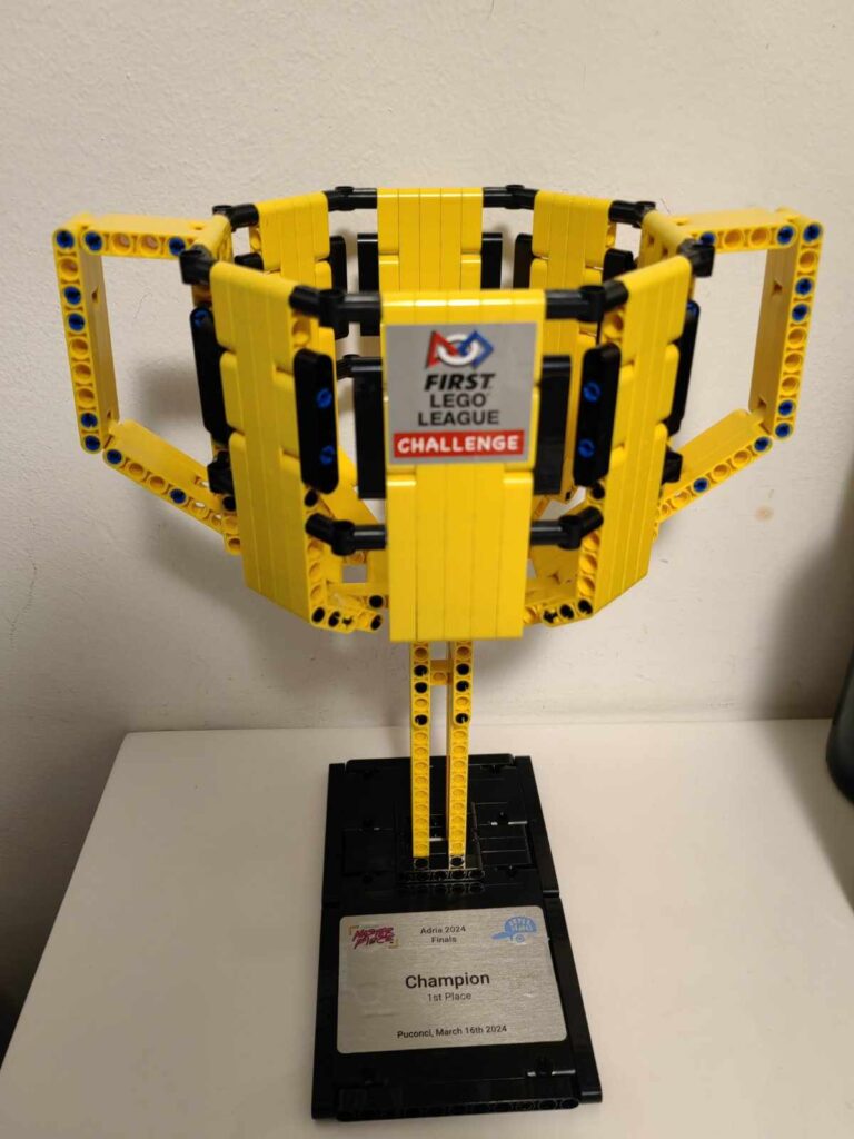 Đaci iz Kragujevačke gimnazije, osvojili prvo mesto na robotičkom takmičenju u Sloveniji Foto: Privatna arhiva (poslala mi nastavnica) mejl poslala novinarka Sanja Radovanović