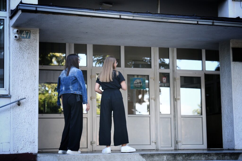 Beograd 01.09.2023. Polazak u školu, prvi dan škole, prvi septembar, srednjoškolci, gimnazija, 13. gimnazija, XIII beogradska gimnazija, učenici, deca, đaci, djaci, zgrada, ulaz Foto: Vesna Lalić/Nova.rs