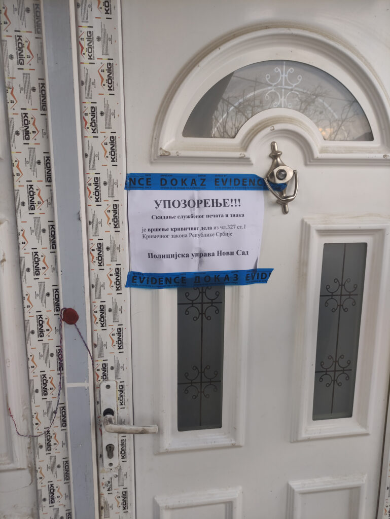 iz dvorišta kuće u Rakovcu, tragovi krvi. Ovaj čovek je komšija Nikola koji mi je dao izjavu