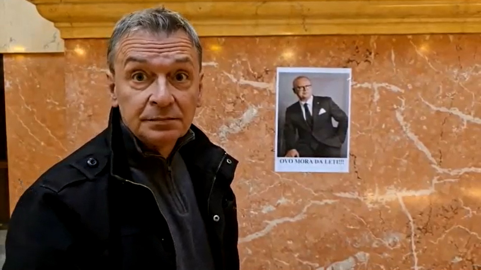Aleksanda Jovanović Ćuta, fotografija Gorana Vesića u Skupštini Srbije Foto: Printscreen/Ekološki ustanak