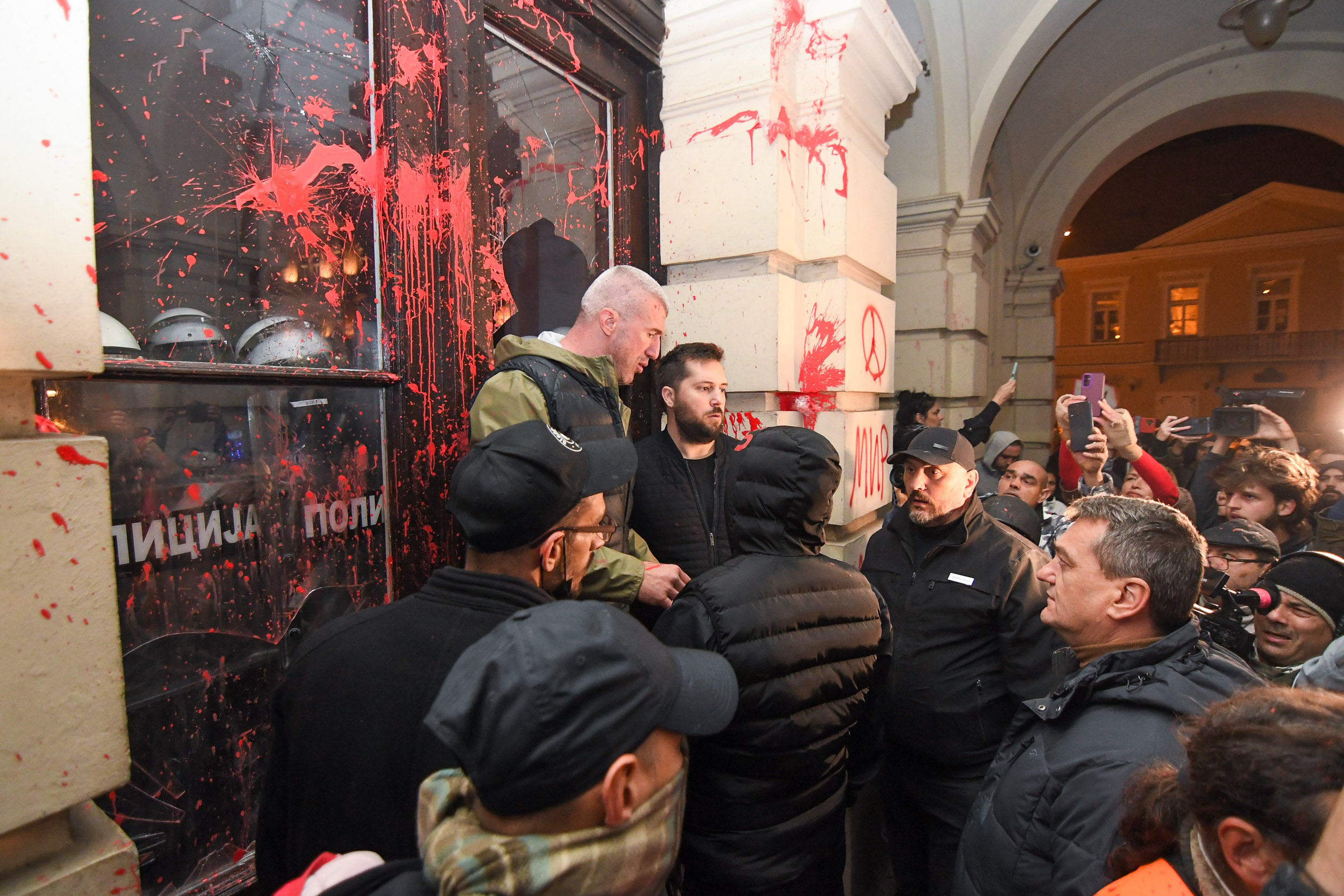 miša bačulov miran pogačar  Novi Sad, 5.11.2024. - Protest gradjana povodom pogibije 14 ljudi na koje je u petak pala betonska nadstresnica galvnog ulaza u Zeleznicku stanicu u Novom Sadu. Foto Nenad Mihajlovic, bez potpisa