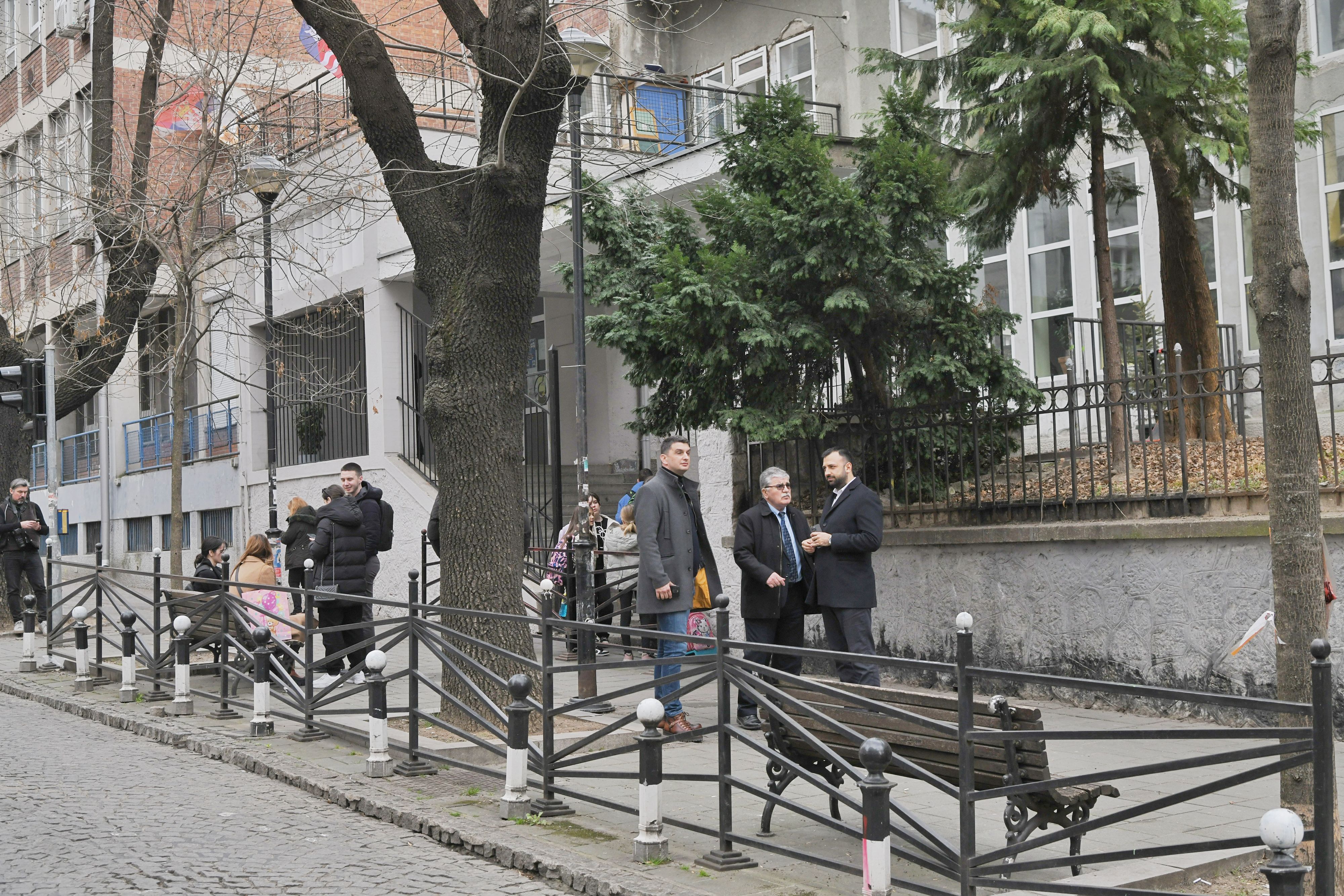 Beograd 23. februar 2024. Policija se trenutno nalazi ispred škole "Vladislav Ribnikar" zbog dojave da je učenik doneo nož u školu.