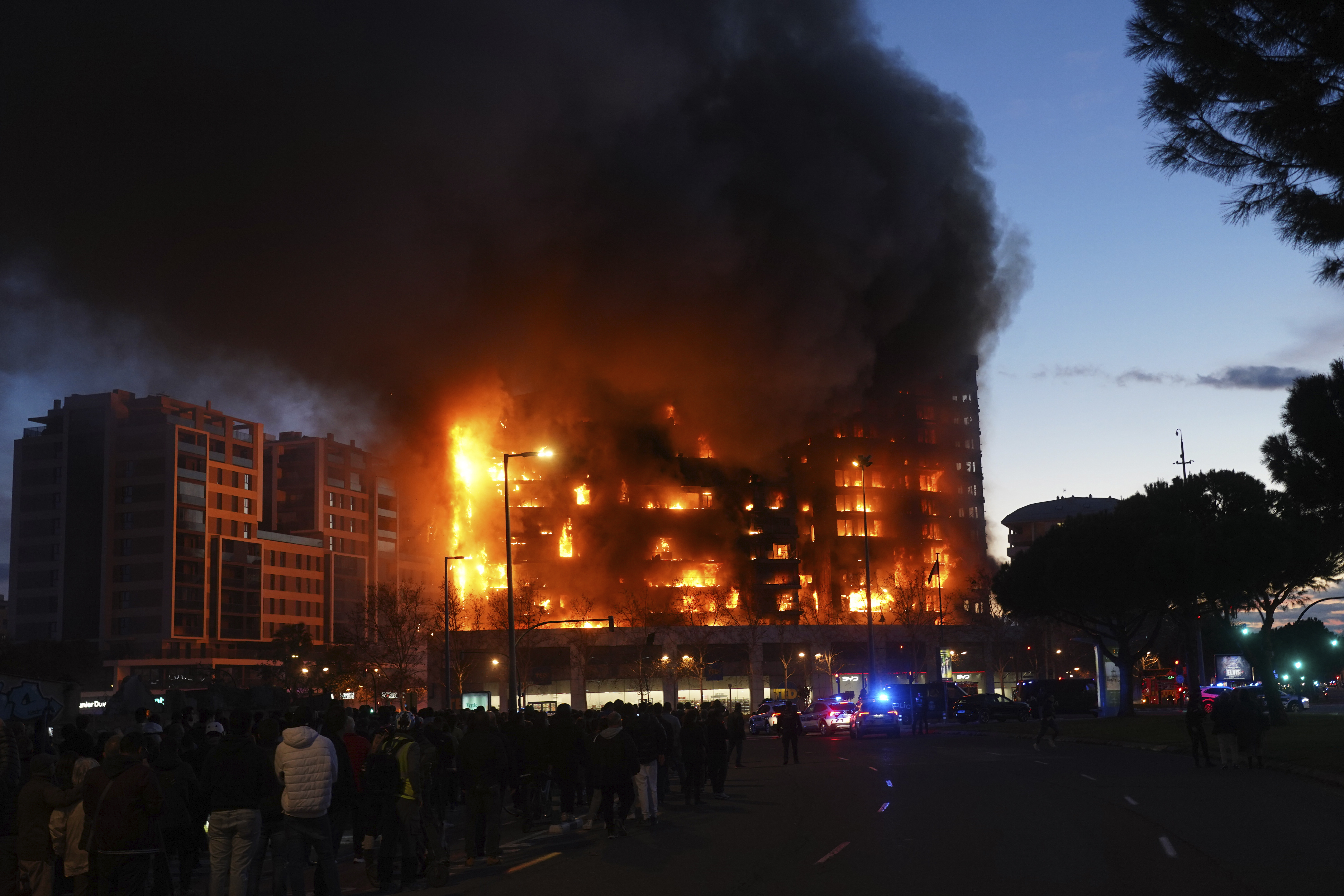 A housing block burns in Valencia, Spain, Thursday, Feb. 22, 2024. The cause of the fire is unknown and if there are any victims. (AP Photo/Alberto Saiz)