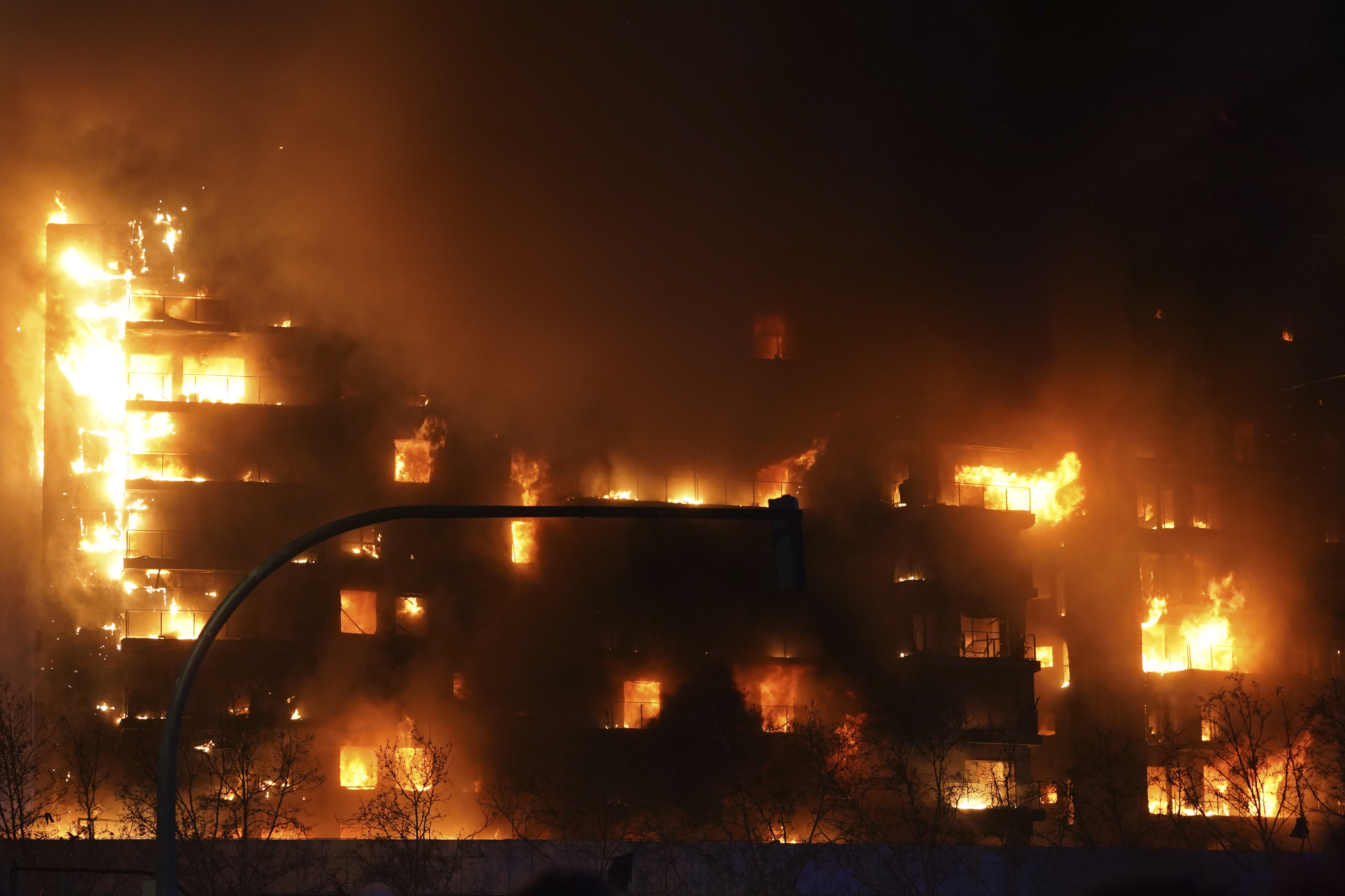 A housing block burns in Valencia, Spain, Thursday, Feb. 22, 2024. The cause of the fire is unknown and if there are any victims. (AP Photo/Alberto Saiz)
