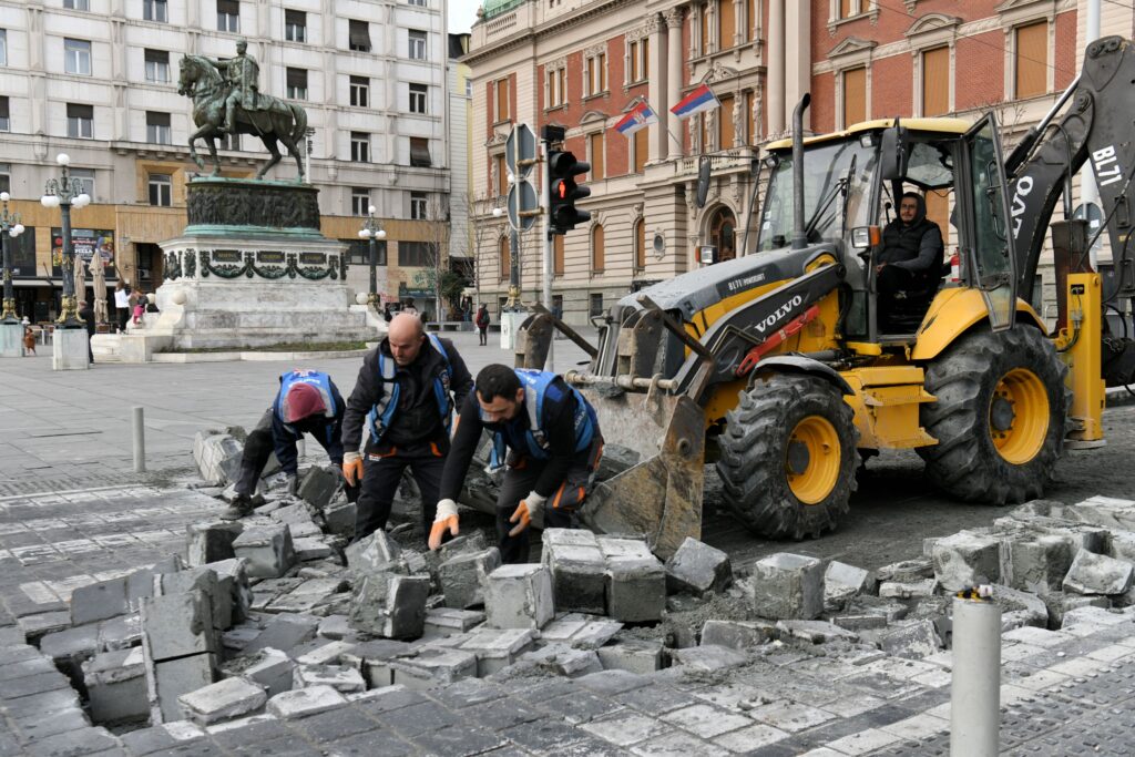 Beograd 10.02.2024. Trg Republike, kocke, preslaganje, putari, radovi, skidanje, slaganje Foto: Filip Krainčanić/Nova.rs