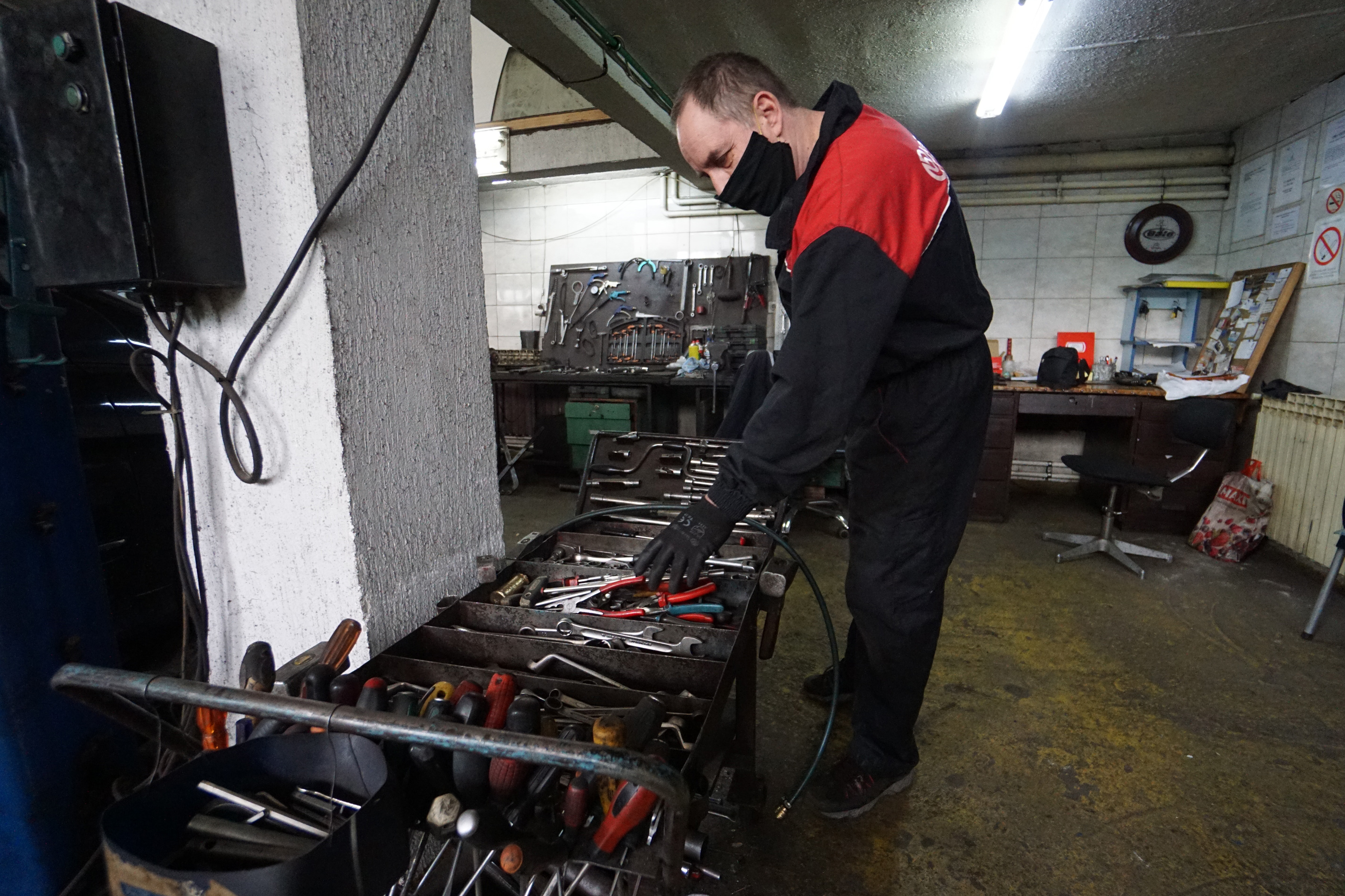 DJORDJE VIDAKOVIC U SVOJOJ AUTOMEHANICARSKOJ RADNJI