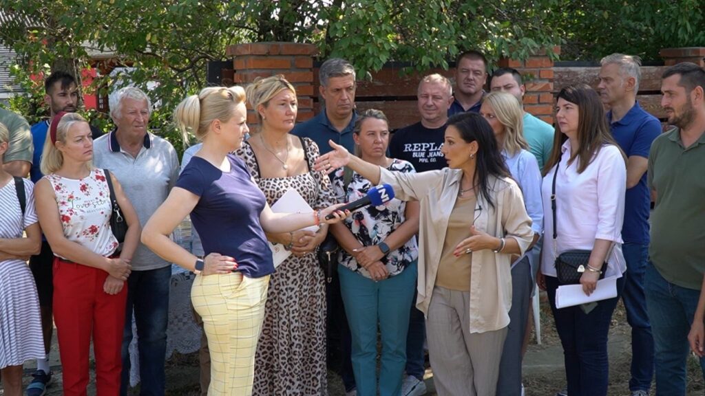 Odbornici Stranke slobode i pravde u Pećincima Snežani Maksimović jutros je zakazano rušenje ograde i letnjikovca, jedna žičana ograda je već srušena i za to joj je opština ispotavila račun od million dinara.