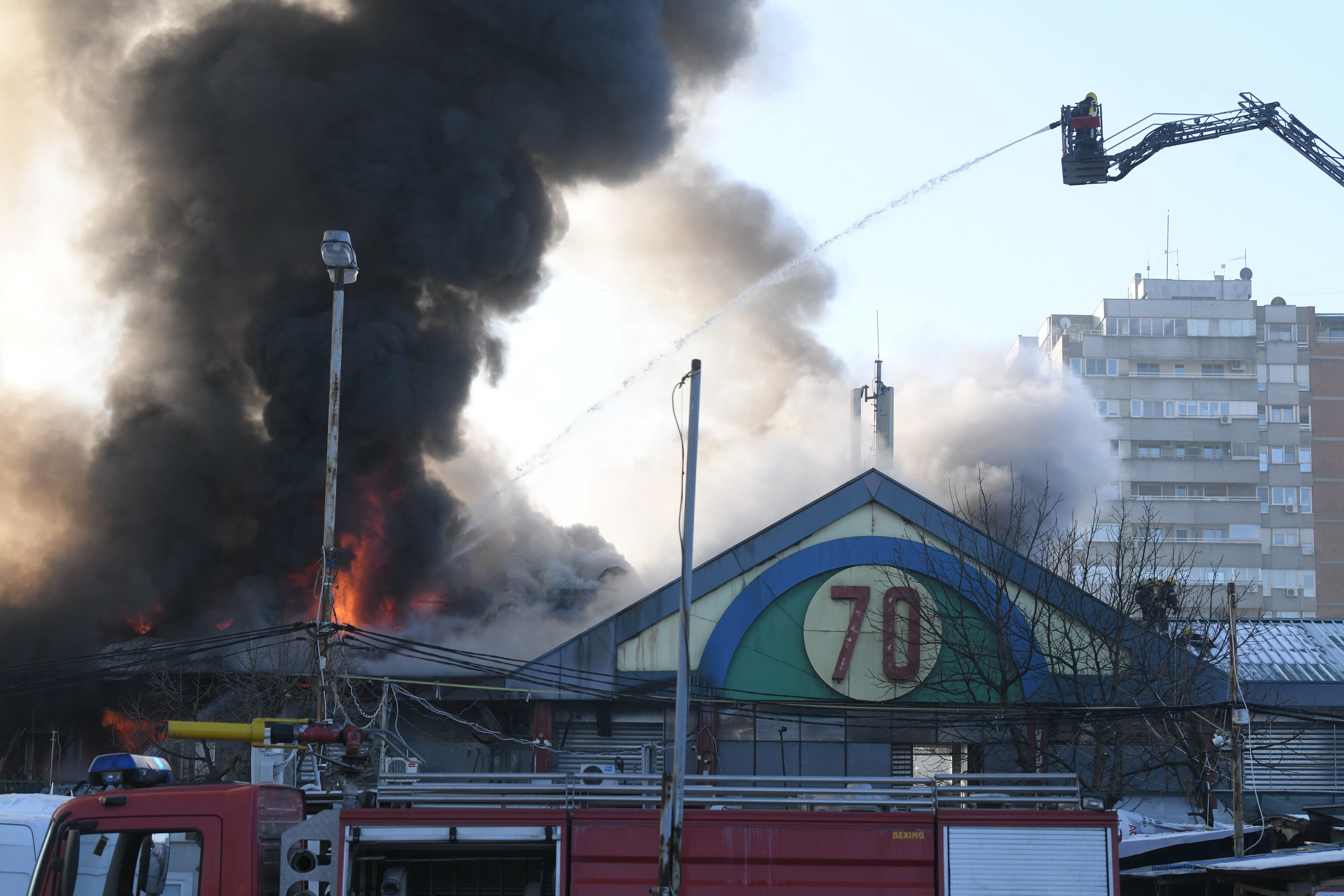 Beograd, 24.januar 2024. Požar u bloku 70 Novi Beograd, Kineski tržni centar, Blok 70
