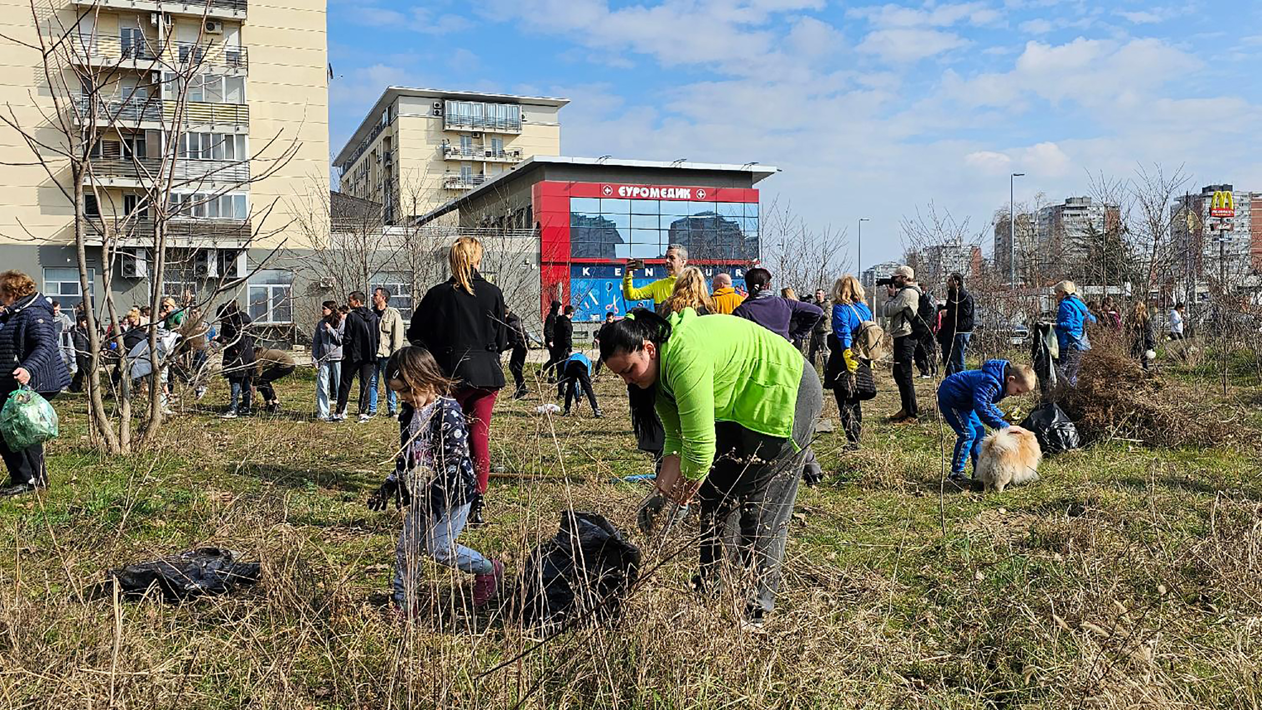 Stanari novobeogradskih blokova koji se protive izgradnji stambenog objekta na zelenoj površini u bloku 63,  danas su sadili drveće Foto:Marko Dragoslavić/FoNet