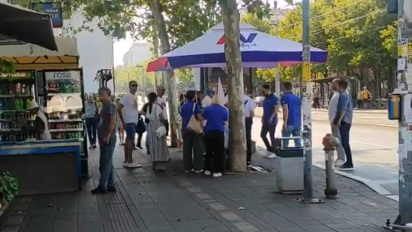 SNS, Đeram, Djeram pijaca, postavljanje štanda, siledžija, nasilnik, napad Foto: Printscreen/X/Savski nasip